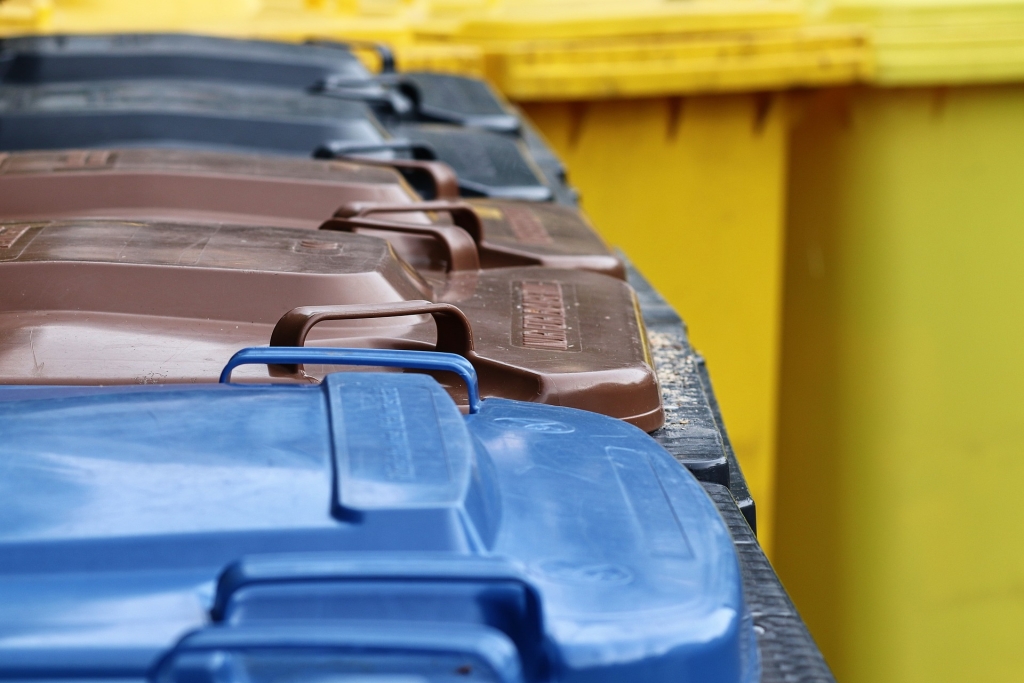 garbage-cans-g1c31b5da0_1920.jpg