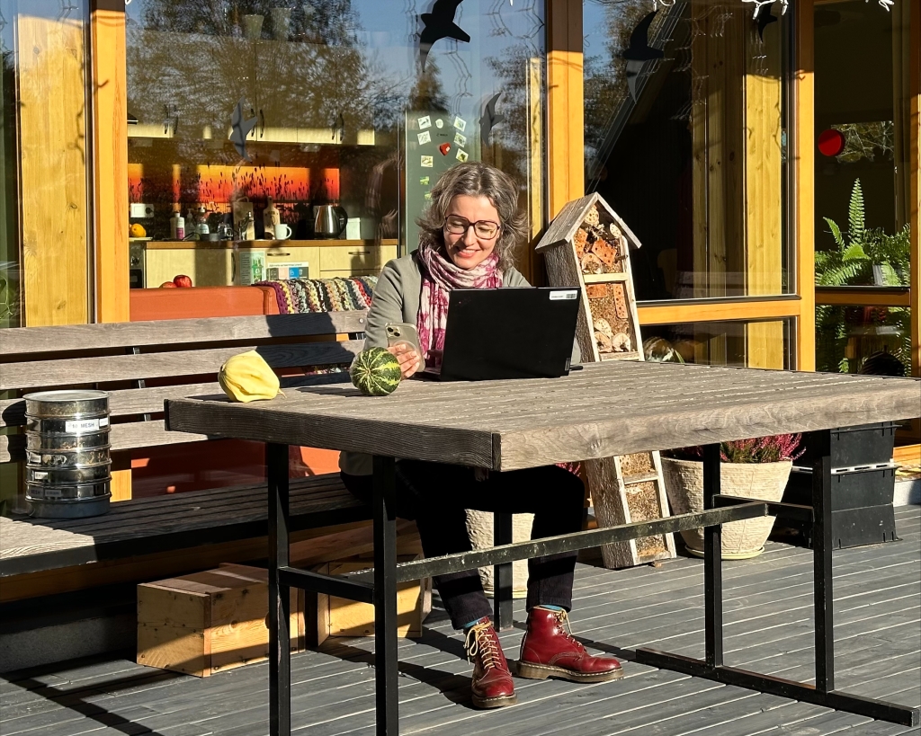 Minister Iisaku loodusmajas allkirjastamas.jpeg