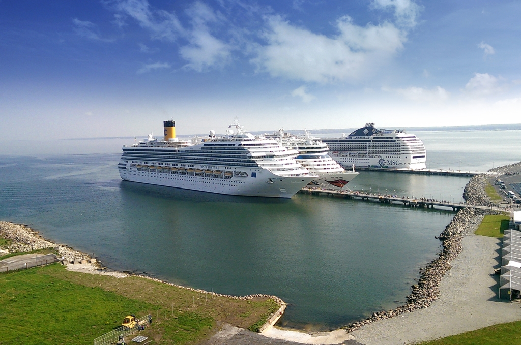 Cruise_ships_side.jpg