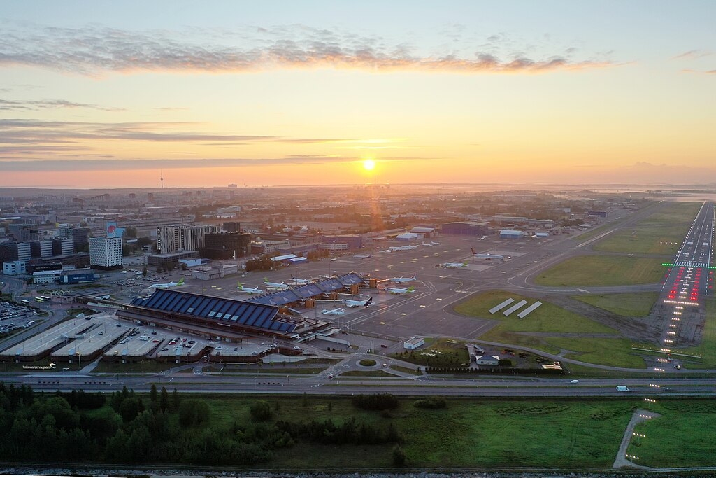 Tallinn_Airport_passenger_terminal_and_runway.jpg