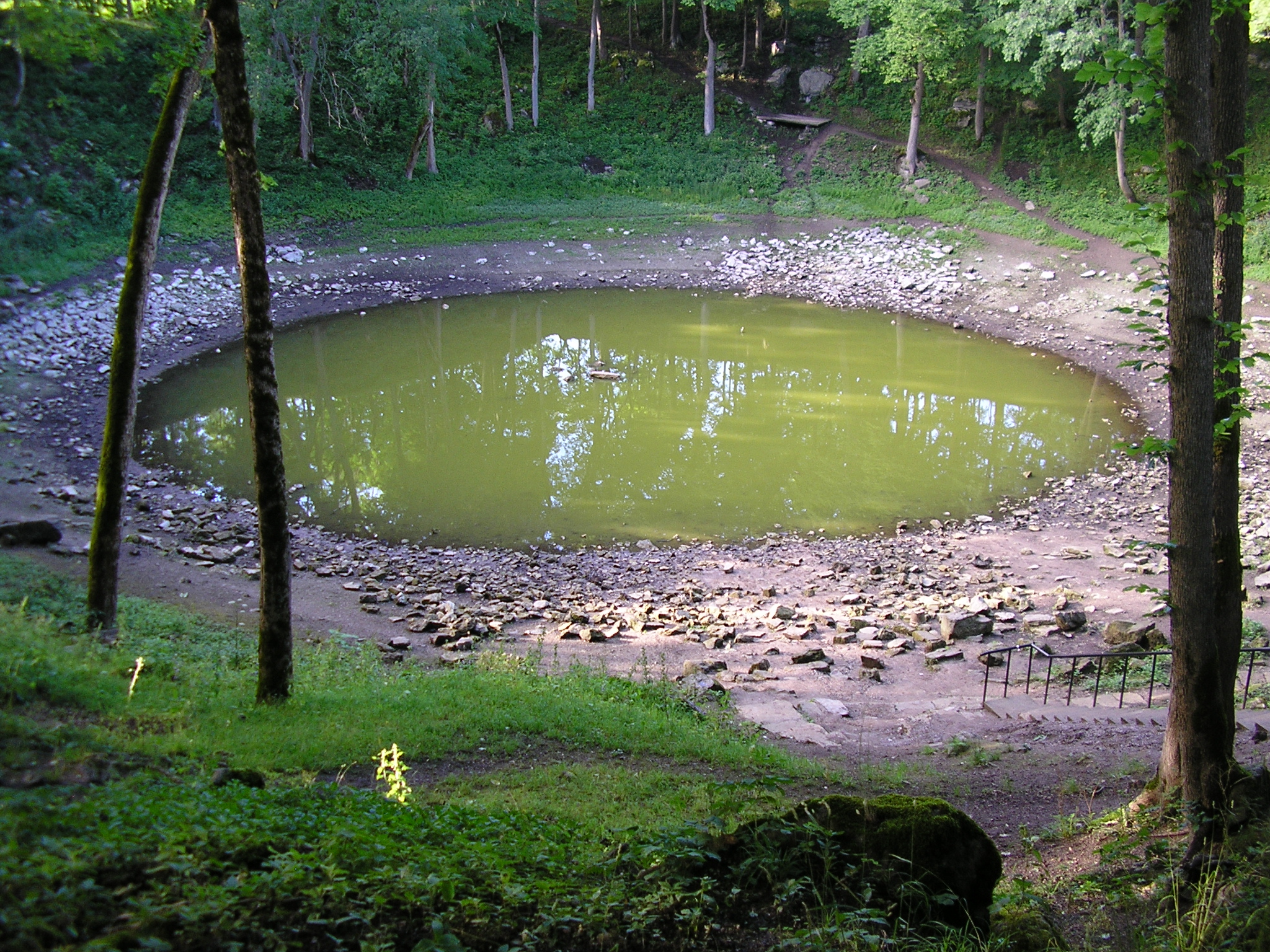kaali_main_crater_on_2005-08-10.1.jpg